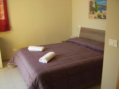 Appartamenti Easy Time tesisinde bir odada yatak veya yataklar