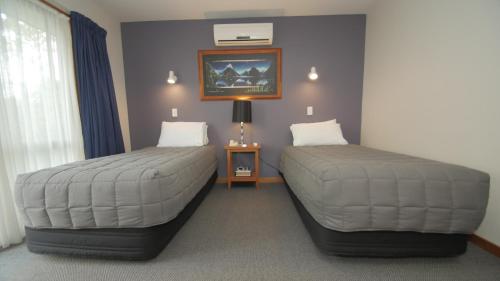 um quarto com duas camas num quarto em ASURE Christchurch Classic Motel & Apartments em Christchurch