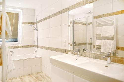 a white bathroom with a sink and a mirror at Hotel - Restaurant Valley Rose in Vienna