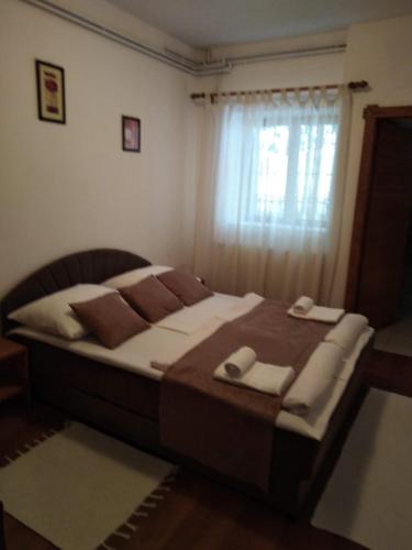 Ένα ή περισσότερα κρεβάτια σε δωμάτιο στο Guest House Šumski dvor