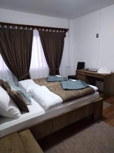 Ένα ή περισσότερα κρεβάτια σε δωμάτιο στο Guest House Šumski dvor