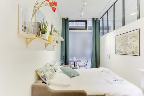 une chambre avec un lit et un canapé dans l'établissement Design Apartment for 4 people between Louvre & Opera, à Paris