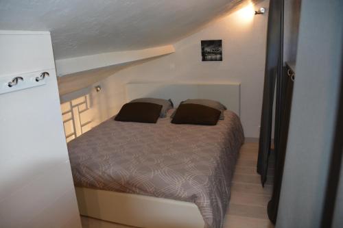 um quarto com uma cama num pequeno quarto em Appartement FredMart em Mougins