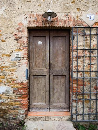 a wooden door on the side of a brick building at Agriturismo La Costa - Casa Vacanze in Perego