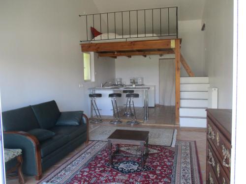 un salon avec un canapé et une mezzanine dans l'établissement Gîte du Jardin des Espuys, à Venasque