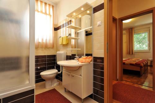 スコシャンにあるVilla Fontana 2のトイレと洗面台付きのバスルーム