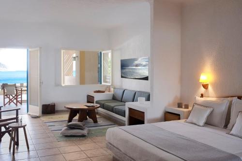 una camera d'albergo con letto e soggiorno di Plaka Sea Front Residence a Eloúnda