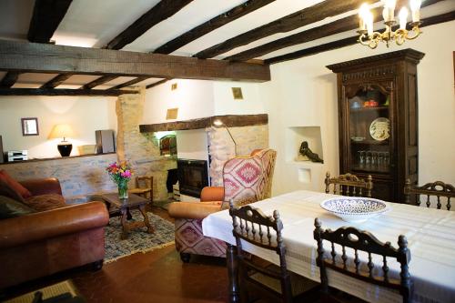 un salon avec une table et une cheminée dans l'établissement Domaine de Perruche du buis, à Arques