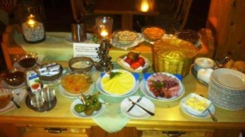 uma mesa com muitos pratos de comida em Weinhotel Wagner em Frankenthal