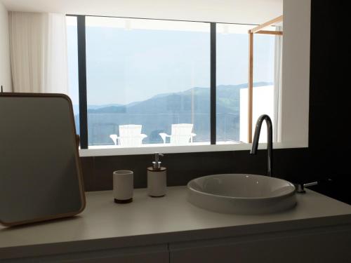 Nespecifikovaný výhled na hory nebo výhled na hory při pohledu z prázdninového domu