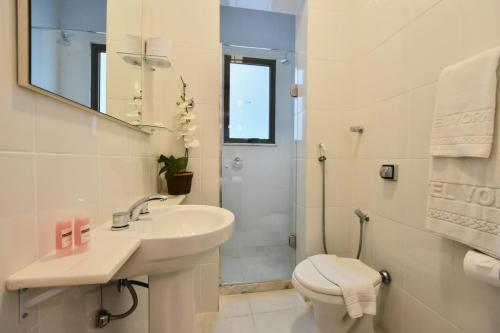 uma casa de banho com um lavatório, um WC e um chuveiro em Hotel York em Petrópolis