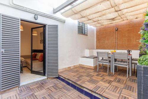 patio ze stołem i krzesłami w pokoju w obiekcie A4 CENTRO DE SEVILLA CATEDRAL SANTA CRUZ PARKING PRIVADO OPCIONAL w Sewilli