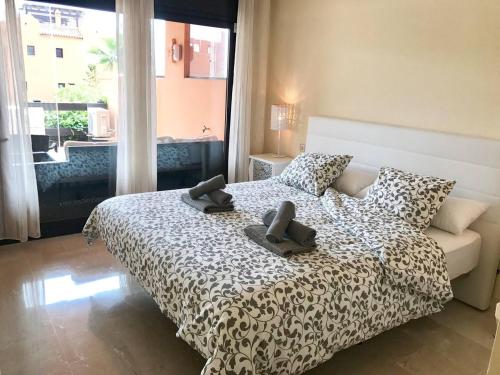 - une chambre dotée d'un lit avec des chaussures dans l'établissement Beautiful apartment in Costa del Sol,300m from sea, à Estepona