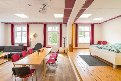 ガイエンホーフェンにあるFerienwohnungen Badischer Hofのベッド、テーブル、椅子が備わる客室です。