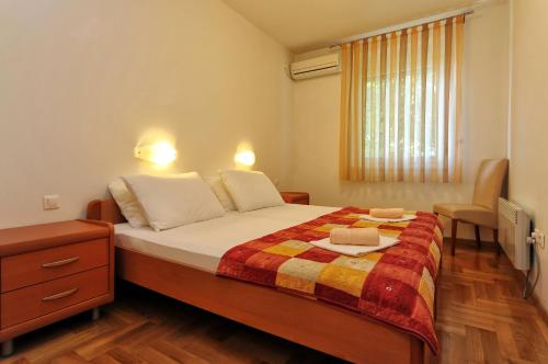 um quarto com uma cama com uma mesa e uma janela em Villa Fontana 2 em Sukošan