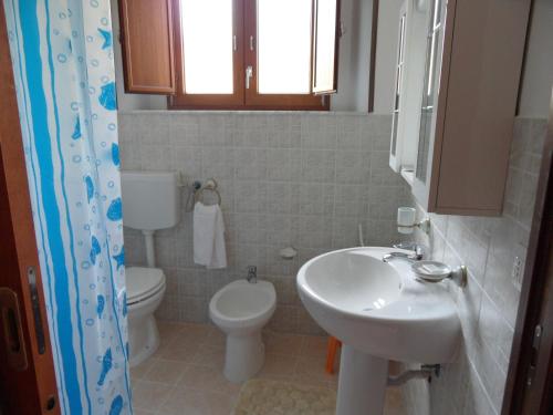 a bathroom with a sink and a toilet at Bed & Breakfast Garrupa in Marcellinara