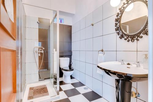 a bathroom with a sink toilet and a mirror at À da Avó -The Guesthouse in Faro