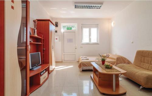 ein Wohnzimmer mit einem Sofa und einem TV in der Unterkunft PALMA in Vrsi