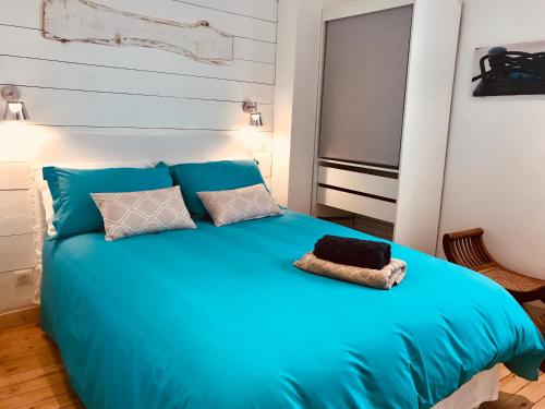 VaradesにあるUn Brin de Loireの青いベッドが備わるドミトリールームのベッド1台分です。