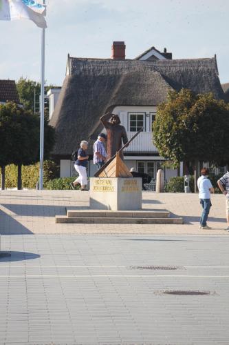 a statue of a man on a boat in front of a house at Sonnengarten 17 in Kellenhusen