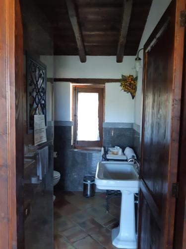 ein Bad mit einem Waschbecken und einem WC in der Unterkunft Crapa Licca in Ventimiglia di Sicilia