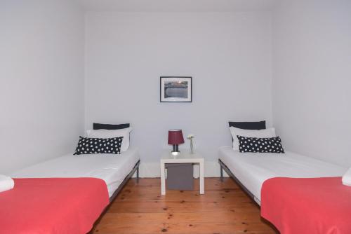 En eller flere senge i et værelse på Oporto Rivoli Apartments