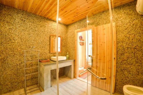 y baño con ducha acristalada y lavamanos. en The Lake View Deyishe Resort in Thousand Island Lake en Thousand Island Lake