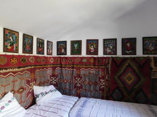 1 dormitorio con 1 cama con cabecero decorado en Babamúzeum kis apartman en Tihany