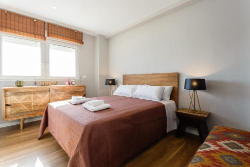1 dormitorio con 1 cama con 2 toallas en ALTAMAR Sunny Home by Cadiz4Rentals, en Cádiz