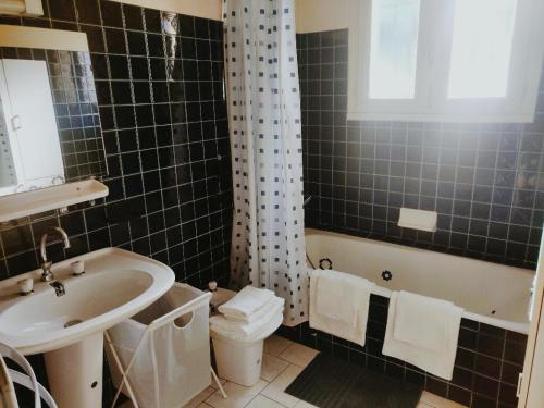 Un baño de Emeki Emeki