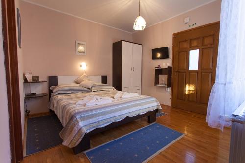1 dormitorio con 1 cama grande con alfombra azul en Apartments Topic & Krk central location, en Krk