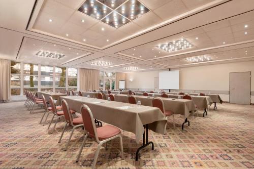 Ramada by Wyndham Bottrop Cityにあるビジネスエリアまたは会議室