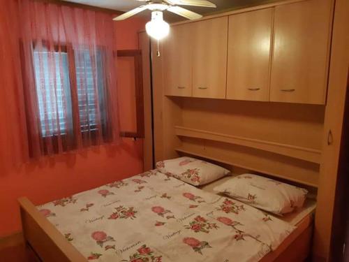 Postel nebo postele na pokoji v ubytování Apartmani Katica