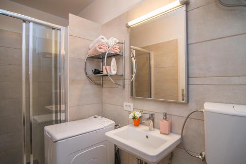 Bathroom sa Apartment with Terrace in Filipana