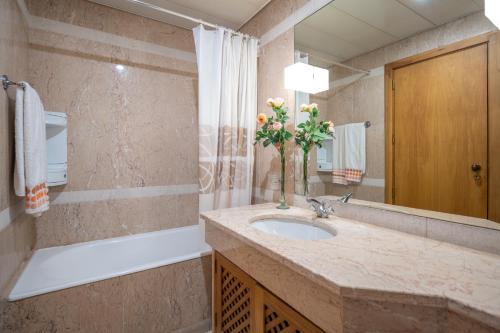 Koupelna v ubytování Miramar Apartment with pool by HR Madeira