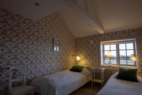 a bedroom with two beds and a window at Rekasta Bed & Breakfast in Enköping