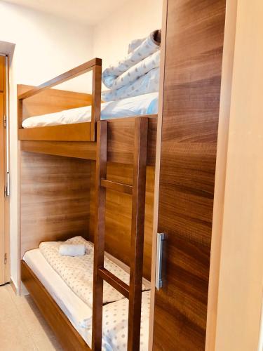 バラトンフレドにあるJacht Apartmanokの二段ベッド2組が備わる客室です。
