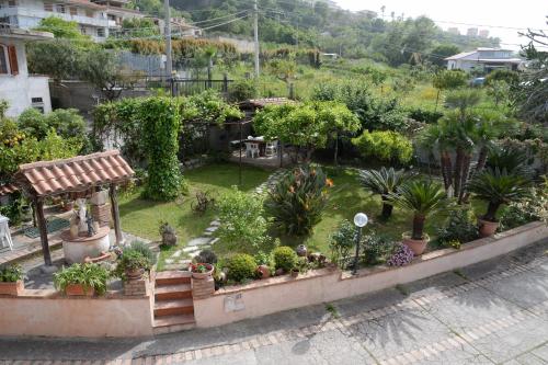 ogród z mnóstwem roślin i drzew w obiekcie B&B Valeri w Tropei