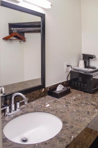 Gambar di galeri bagi Travelodge by Wyndham Manhasset di Manhasset