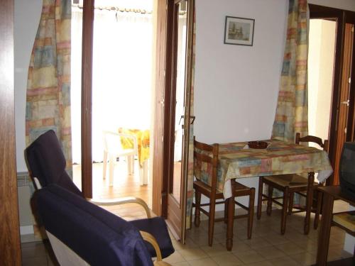 un salon avec une table et des chaises et une fenêtre dans l'établissement Studio n°4 agréable avec terrasse, bien situé, à Amélie-les-Bains-Palalda