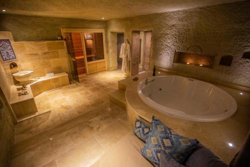 Royal Cave Suite