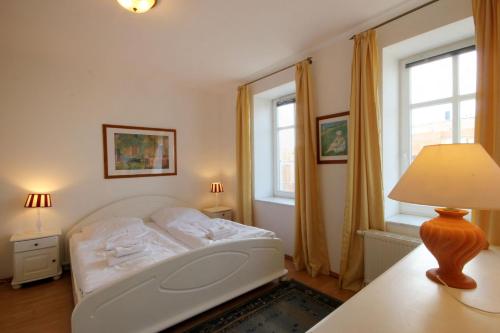 ビンツにあるVilla Strandblick by Rujanaの窓2つ付きの客室の白いベッド1台