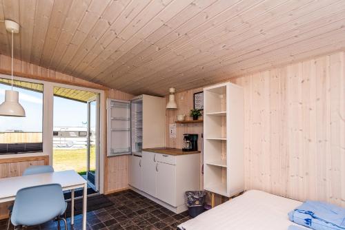 a kitchen and dining room in a tiny house at Hirtshals Camping in Hirtshals