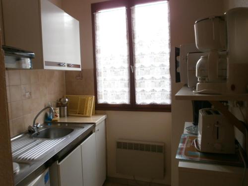 une petite cuisine avec un évier et une fenêtre dans l'établissement Studio n°5 agréable et bien situé, à Amélie-les-Bains-Palalda