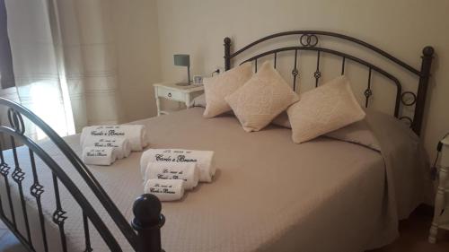 una camera da letto con un letto con asciugamani sopra di Casa al mare di Carlo&Bruna a Villasimius