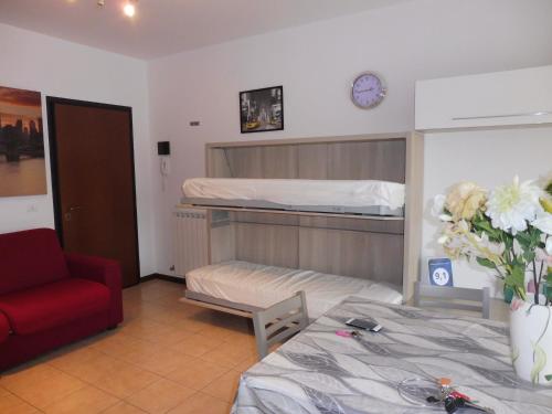 Giường trong phòng chung tại Villaggio Laguna app.to 5 e 38