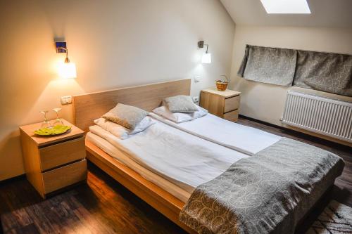 Un pat sau paturi într-o cameră la Franzdorf Alpin