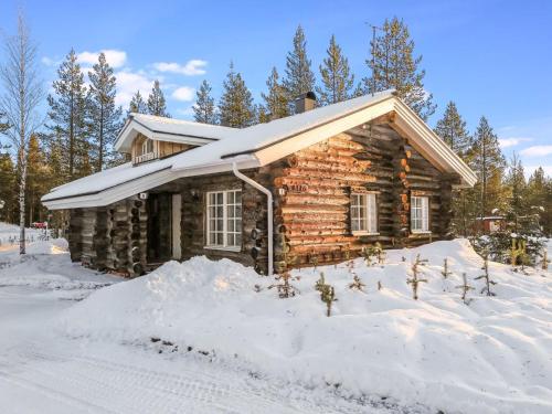 een blokhut met een met sneeuw bedekt dak in de sneeuw bij Holiday Home Lomaylläs a 13 - hotellintie 1 a by Interhome in Ylläsjärvi