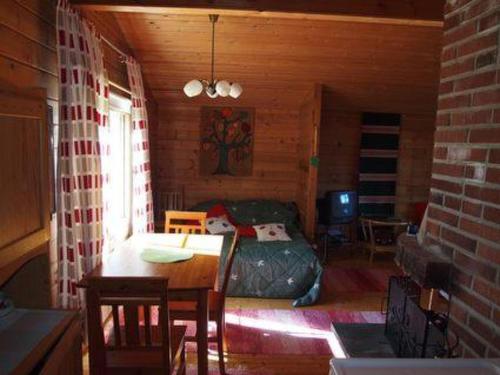 LampsijärviにあるHoliday Home Raanumökki 4 by Interhomeのリビングルーム(テーブル、ソファ付)