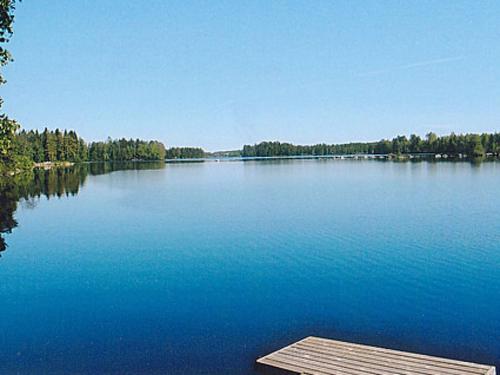 KinnulaにあるHoliday Home Koivikko by Interhomeの木製のドックが備わる大きな湖の景色を望めます。